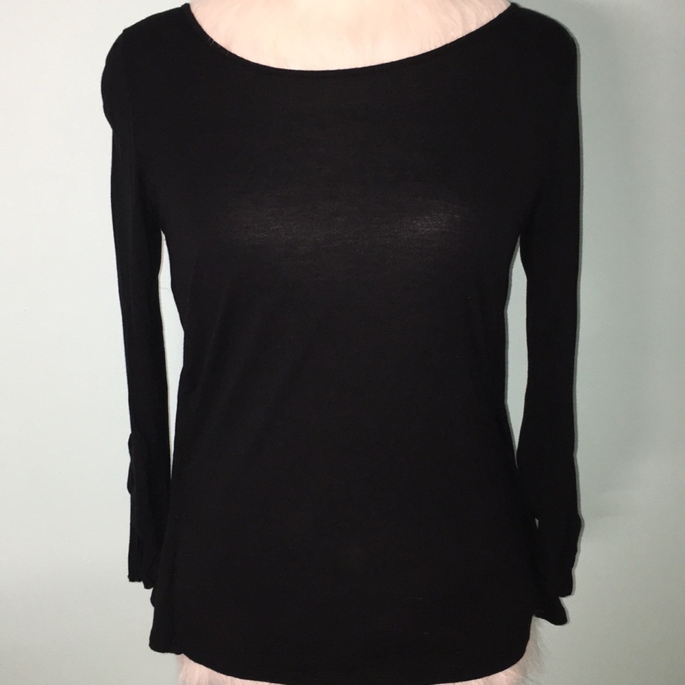 Back reviewing black shirt